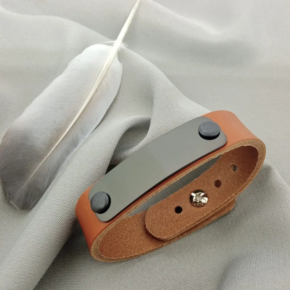 Lederarmband mit Edelstahl-Schild