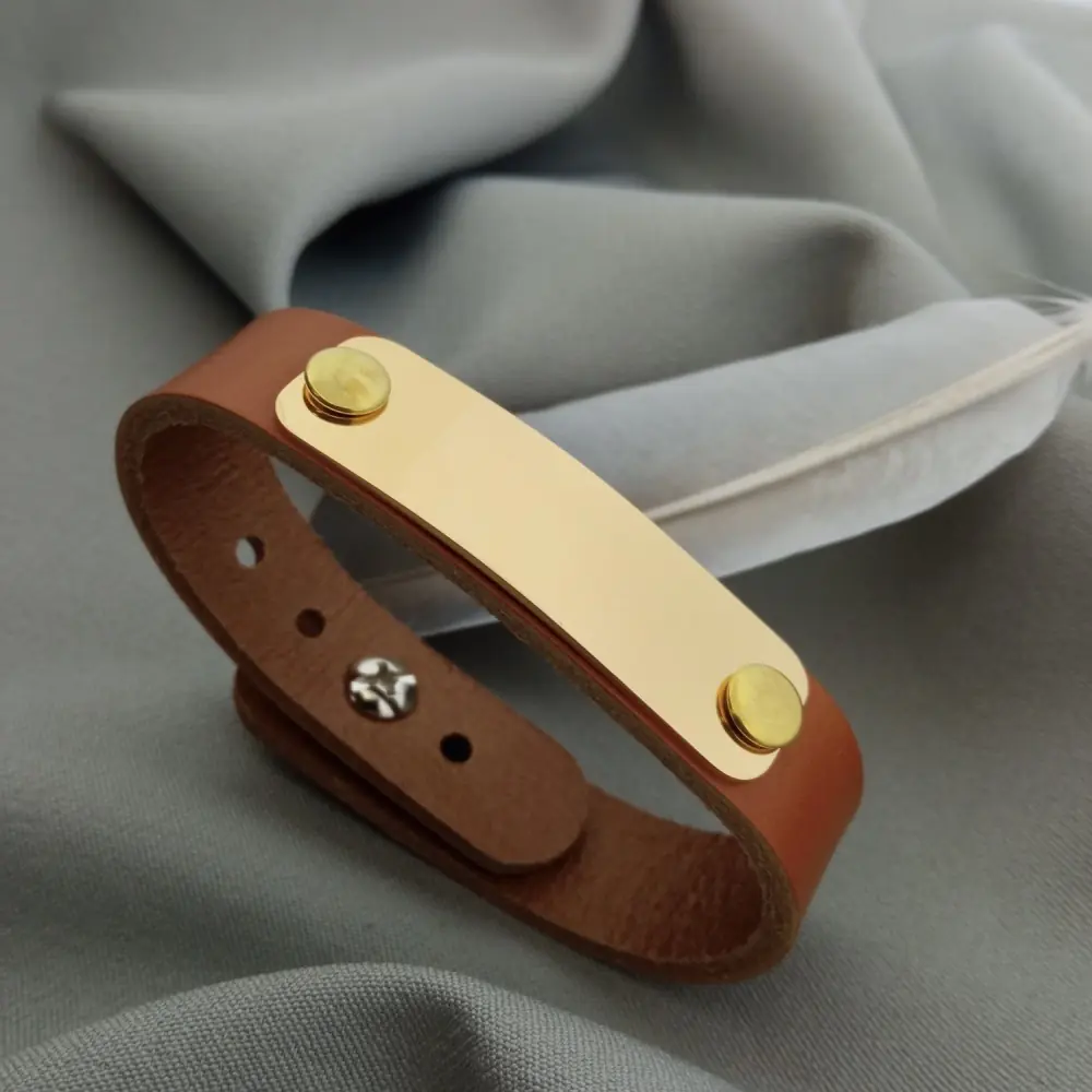Lederarmband mit Edelstahl-Schild