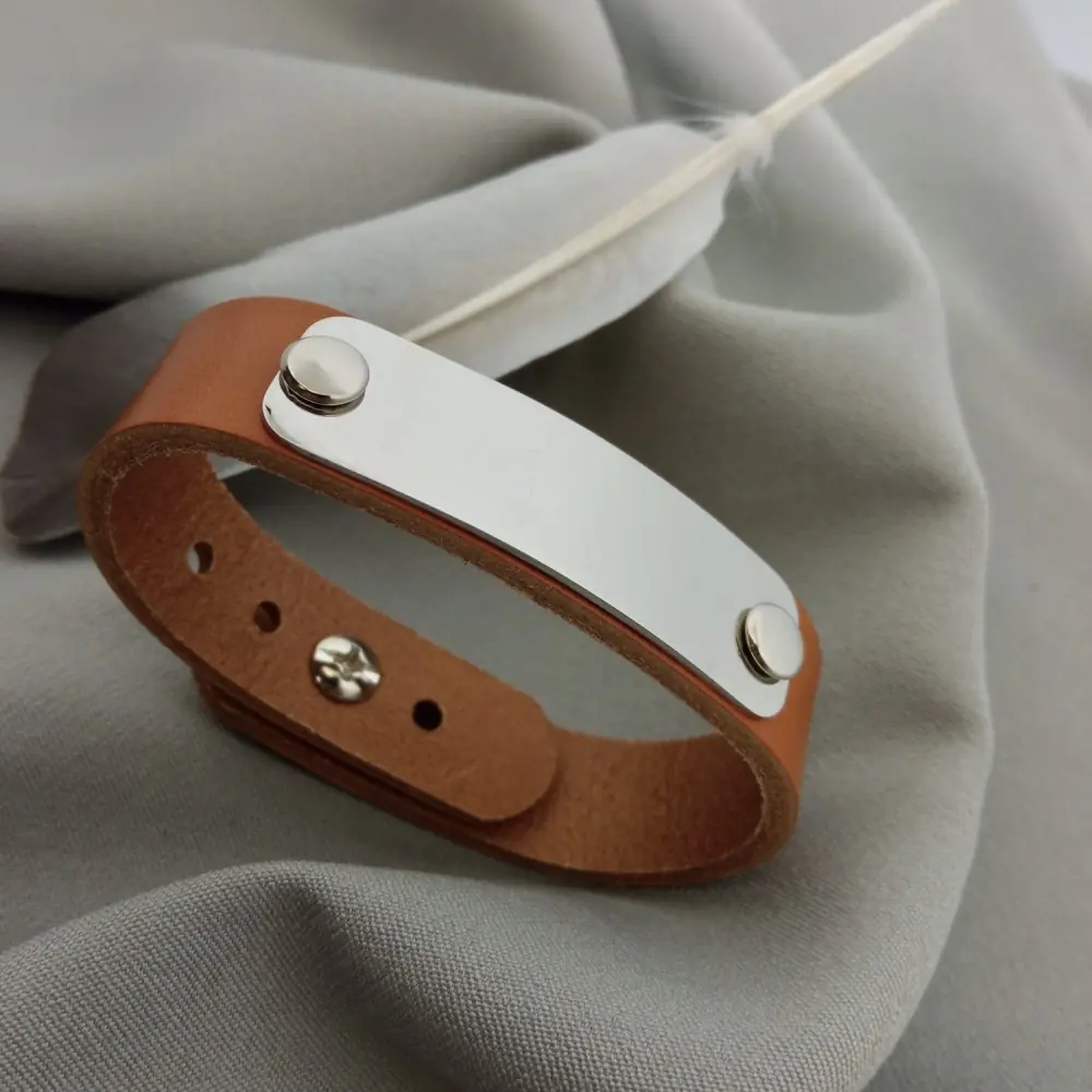 Lederarmband mit Edelstahl-Schild